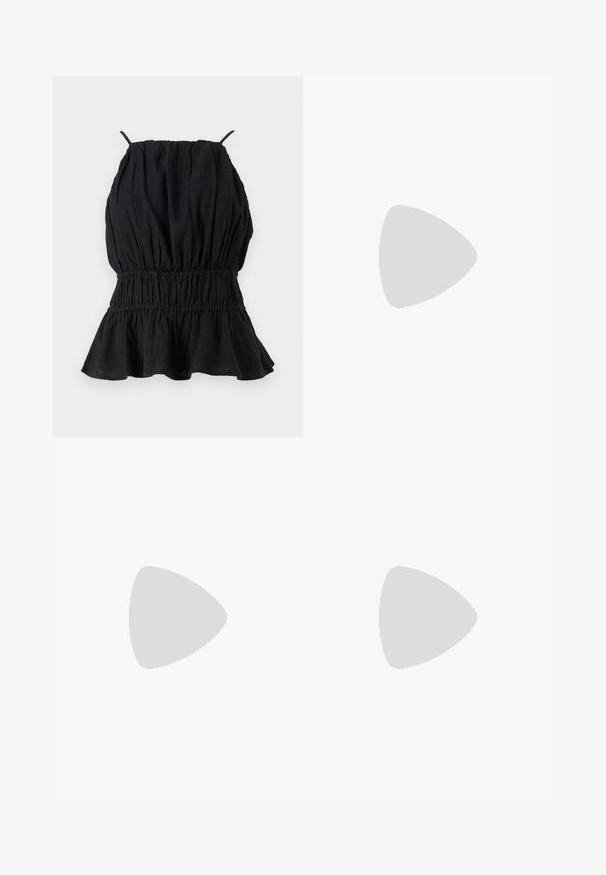 Sort ærmeløs top lavet af struktureret stof, med en samlet bodice og en flagrende kant. Tynde stropper strækker sig fra halsudskæringen.; Sort, lette bukser med elastisk talje og sammenfoldede ankler. Stoffet er glat og har et afslappet, indsnævret design.; Sorte læder platform sko med en klodset blokhæl, rund tå og traditionelt snøredesign. Har en glat tekstur og minimal detaljering.; Sort læderhåndtaske med en unik vifteform, der har flade håndtag. Overfladen har en pebblelignende tekstur og et minimalistisk design.