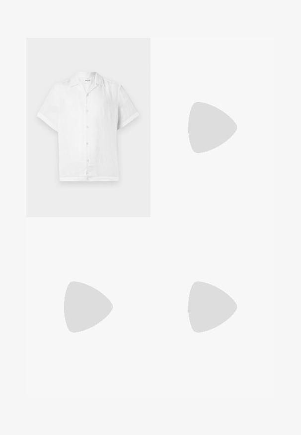 Chemise en lin blanche à manches courtes avec un col et cinq boutons de couleur claire sur le devant ; texture lisse et coupe décontractée.; Pantalons larges beiges avec une taille élastique, un détail de cordon de serrage et des zips aux chevilles. Texture lisse avec des lignes verticales subtiles.; Mocassins beige clair avec un bout pointu, en matériau lisse, une sangle sur le devant et une semelle basse marron. Design simple avec des accents minimalistes.; Lunettes de soleil rectangulaires noires avec des verres foncés, présentant une forme distinctive et un logo sur la branche. Portées par une personne en chemise verte.