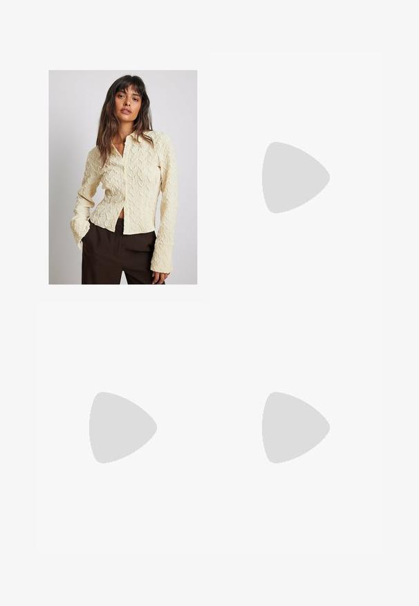 Texturierte cremefarbene Button-Up-Bluse mit einem wellenförmigen Muster, langen Ärmeln und einem verkürzten Design; kombiniert mit dunkelbraunen Hosen.; Braune weite Jeans aus Denim, mit einem vorderen Knopfverschluss, fünf Taschen und sichtbaren Steppnähten.; Burgunderfarbene Lackleder-Slingbacks mit spitzer Zehe, ausgestattet mit zwei verstellbaren Riemen mit Schnallen und silberfarbenen Akzenten.; Burgunderleder-Handtasche mit einem weichen, gerafften Design und einer gerundeten Form. Der Griff ist gesichert und zeigt eine glatte Textur.
