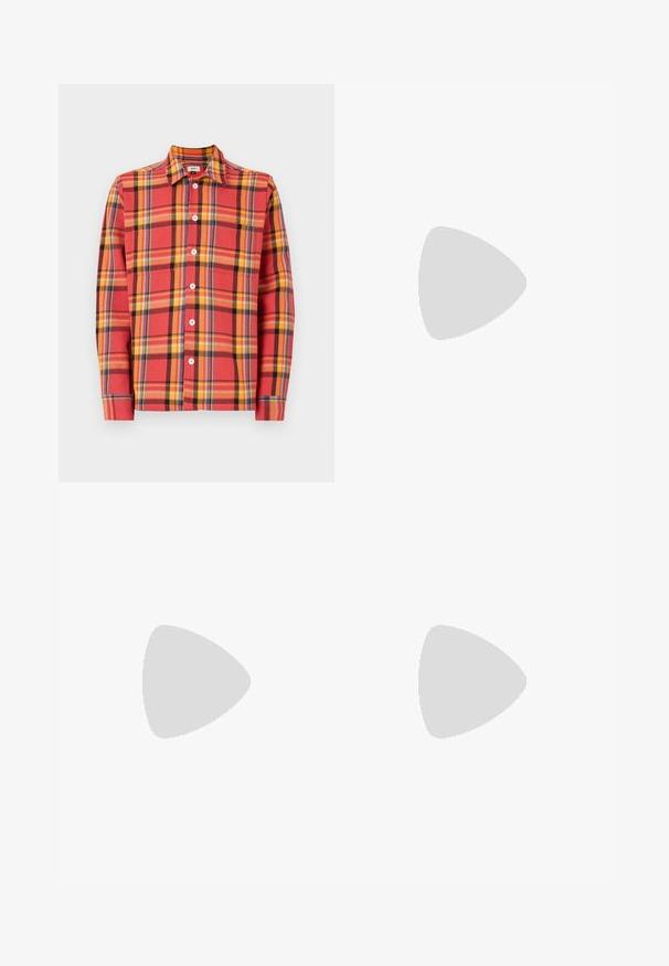 Κόκκινο και κίτρινο καρό πουκάμισο με μακριά μανίκια, που διαθέτει άσπρα κουμπιά και κλασικό γιακά. Μαλακό βαμβακερό ύφασμα με ορατή υφή.; Μαύρο βαμβακερό T-shirt με στρογγυλή λαιμόκοψη, κοντά μανίκια και λευκή εκτύπωση λογότυπου στην αριστερή πλευρά του στήθους. Απλός, μονόχρωμος σχεδιασμός.; Μπεζ τζιν παντελόνι ίσιας γραμμής, κατασκευασμένο από τζιν ύφασμα, με κουμπί κλεισίματος, πέντε τσέπες και ορατές λεπτομέρειες ραφής. Λείο ύφασμα.; Ναυτικό μπλε σουέτ χαμηλά πάνινα παπούτσια με λευκή σόλα, ναυτικά κορδόνια και λογότυπο "Filling Pieces" σε χρυσό στο πλάι.