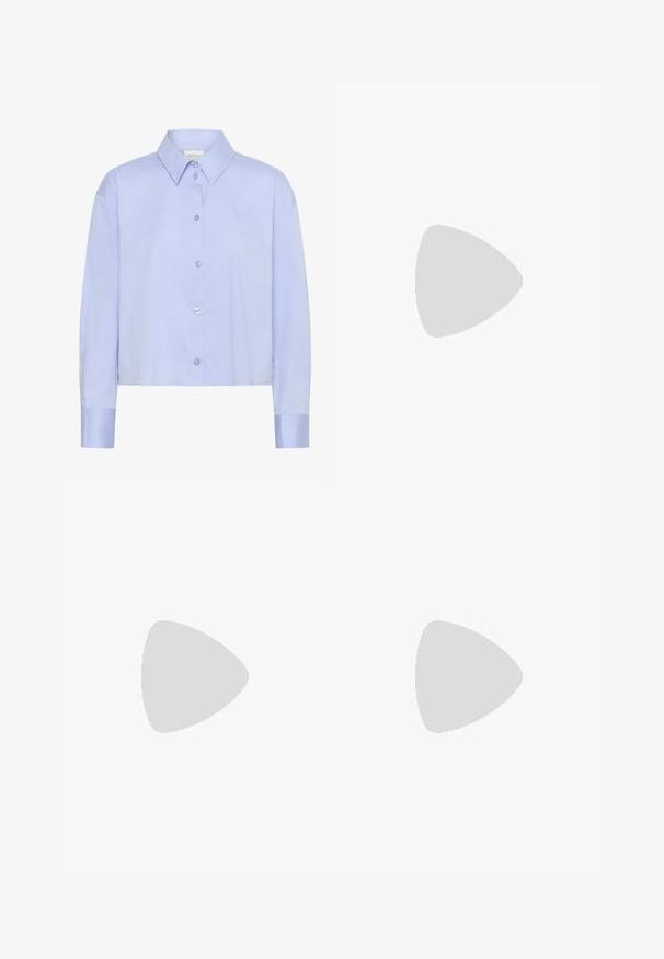 Camicetta azzurra corta con colletto, maniche lunghe e bottoni trasparenti. Dettaglio logo discreto sul petto.; Pantaloni culotte neri in poliestere con una cintura elastica, due pieghe frontali e una silhouette ampia. Nessun motivo visibile o dettagli in metallo.; Décolleté in vernice nera con punta affusolata e tacco in geometria cubica. Presentano un design elegante e minimalista, con una texture liscia.; Borsa tote in pelle nera con texture liscia, forma rettangolare e due manici lunghi. Nessun hardware o decorazione visibile.