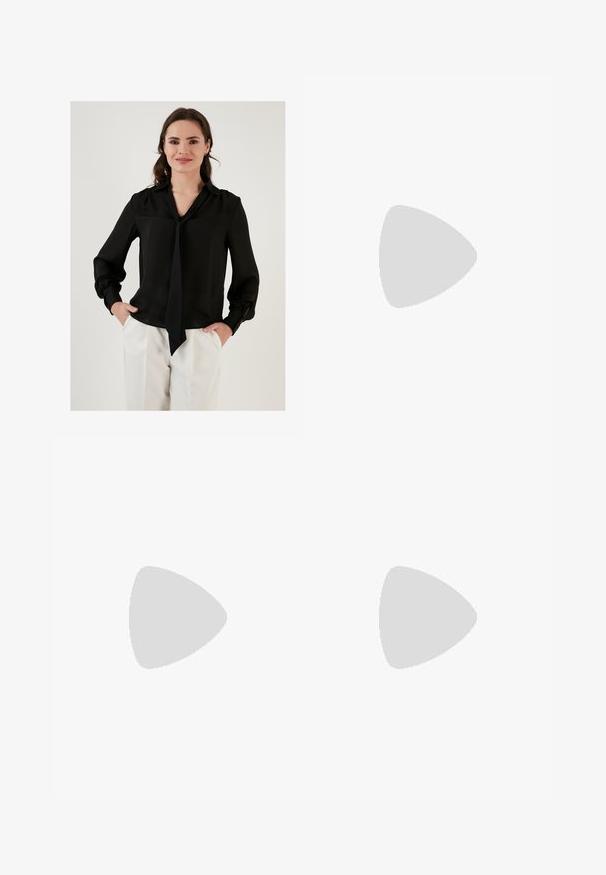 Schwarze Seidenbluse mit langen Ärmeln, einem V-Ausschnitt und einer Schleifenverzierung am Kragen. Mit gerafften Manschetten und einer glatten Textur.; Schwarz weit geschnittene Hose aus einem glatten Stoff, mit frontalen Taschen und einem Knopfverschluss an der Taille. Minimalistisches Design ohne Muster.; Sneaker im Leopardenmuster aus Wildleder mit roten Schnürsenkeln und drei weißen Streifen an der Seite. Sie haben eine cremefarbene Zunge und eine braune Sohle.; Goldfarbene rechteckige Armbanduhr mit Zifferblatt in Weiß, silbernen Stundenmarkierungen und einem strapazierfähigen Metallarmband. Wasserfest.