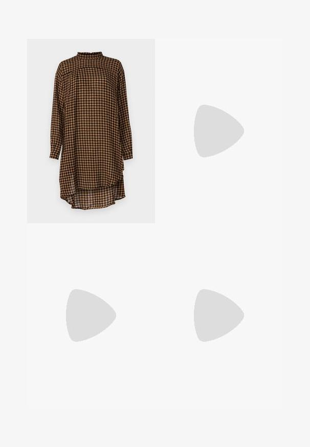 Henrik Vibskov FLIP SHIRT - Palaidinė - beige/black; Rabanne Kelnės - black; Juodos odinės aukštakulnės mules su atvira pirštine, smailiu dizainu, lygiu paviršiumi ir plonu stiletto kulnu.; Juodas odinis delninukas su sidabro spalvos grandinele, papuoštas dekoratyviniais sparnų akcentais ir balta siūle apačioje.