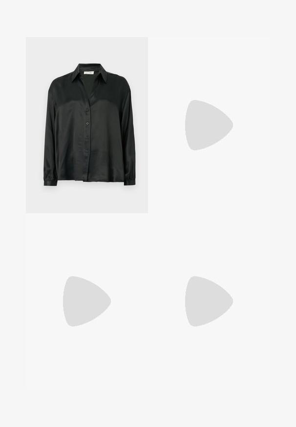 Camicia in satin nero con apertura a bottoni, maniche lunghe con polsini elasticizzati e colletto classico. Tessuto liscio con un design minimalista.; Pantaloni neri a gamba larga con pieghe, caratterizzati da una texture liscia e un design a vita alta. Stile minimalista, senza hardware o decorazioni visibili.; Sandal con zeppa kitten nera in pelle, con sottili cinturini, fibbia dorata e una minimalista fascetta per le dita su sfondo bianco.; Borsa a mano in pelle marrone con forma conica, manici robusti e cuciture bianche a contrasto. Presenta una tracolla removibile per una maggiore versatilità.