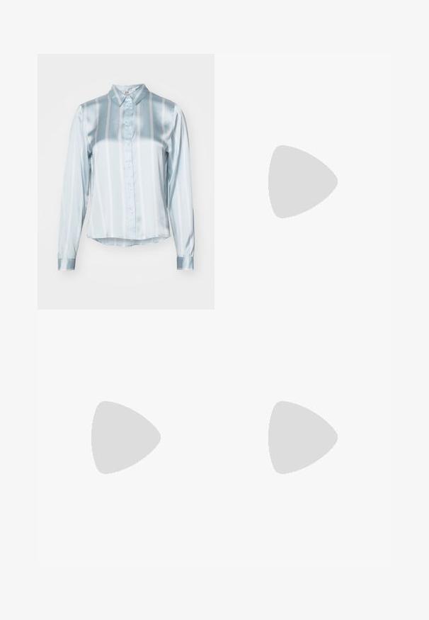 Svetlo modrá pruhovaná košeľa vyrobená z saténovej látky. Obsahuje golier, predné zapínanie na gombíky a dlhé rukávy s hladkými manžetami. Horizontálne a vertikálne pruhy.; Svetlomodré rozšírené džínsy vyrobené z denimu, s vysokým pásom, piatimi vreckami a jednopoložkovým zapínaním na gombík. Mäkká textúra s vyblednutým povrchom.; Čierne lakované kožené sandálové podpätky s špicatou špičkou a geometrickým blokovým podpätkom. Disponujú elegantným, minimalistickým dizajnom a hladkým povrchom.; Čierna kožená kabelka s zaobleným tvarom, odnímateľným popruhom a zlatými doplnkami. Kabelka má klopu s detailom s prackou.