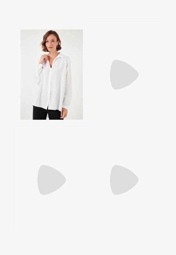 Femeie cu păr scurt și ondulat, purtând cercei rotunzi din aur și o cămașă albă lejeră cu nasturi, asortată cu pantaloni negri, stând pe un fundal alb.; Pantaloni din denim negri cu picioare largi, cu talie înaltă, având buzunare frontale și posterioare, cusături dublate și închidere cu nasture. Textură netedă.; Sandalie negre cu toc plat, cu două accente de cataramă aurie, din material texturat neted și design minimalist.; Geantă de umăr din piele maro cu o textură netedă, design cu vârf deschis și două curele pentru umăr. Prezintă cusături minime și fără componente metalice vizibile.