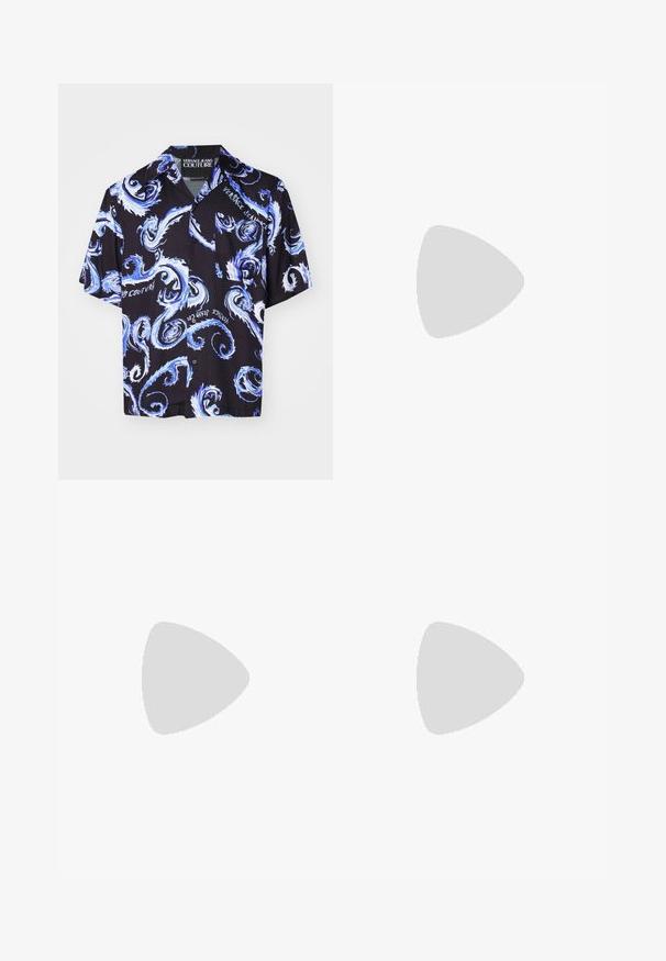 Versace Jeans Couture ALL OVER - Camisa - nero/royal; Pantalones de chándal negros, hechos de una tela suave, con una cinturilla elástica y cordón, piernas ajustadas y puños elásticos en los tobillos.; Zapatillas de cuero negro con acentos blancos, detalles de logo redondo, puntera perforada y suela en contraste. Presentan cordones blancos y una marca.; Gafas de sol negras con un marco amplio y angular y lentes oscuros. Presentan laterales texturizados en negro y un acento de logo redondo en la patilla.