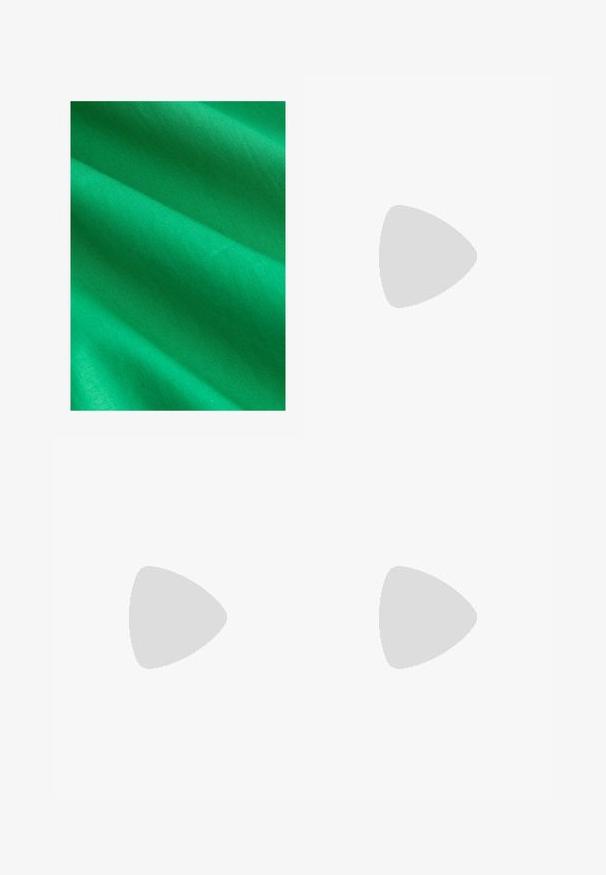 Helle grüne Stoff mit glatter Textur, der weiche Falten zeigt und einen subtilen Glanz aufweist, der eine einheitliche Farbe ohne Muster oder Akzente präsentiert.; Braune Weite-Leg-Hosen mit einer glatten Textur, hoher Taille und Vorderfalten. Der Stoff ist leicht und fällt locker.; Braune Lackleder-Slingback-Schuhe mit spitzer Zehe und moderatem Absatz. Mit einem Schnallenriemen für einen sicheren Sitz. Glatte Textur.; Braune Leder-Crossbody-Tasche mit geschwungener Form, goldfarbenen Beschlägen und einer Schnallenakzentuierung. Verfügt über einen abnehmbaren Schultergurt.