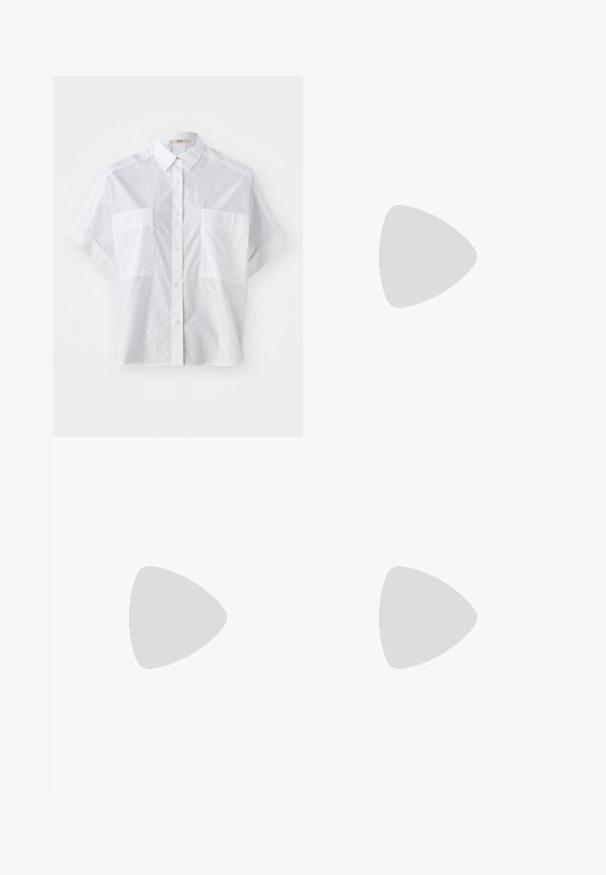 Camicia bianca a maniche corte realizzata in tessuto leggero, con colletto button-down e due tasche sul petto. Texture liscia e vestibilità aderente.; Pantaloni neri con vita alta, dotati di due fibbie rettangolari dorate, design a gamba larga e un tessuto liscio e testurizzato.; Sandali neri in pelle con dettagli in oro, caratterizzati da più cinghie e una suola piatta per un design open-toe.; Tory Burch ROMY PEBBLED SATCHEL - Borsa a mano - tiramisu