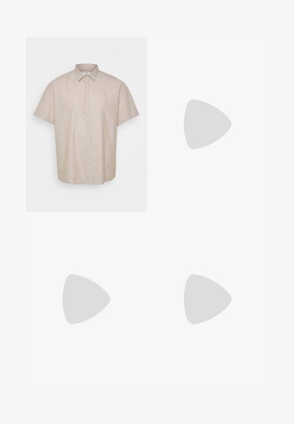 Korte mouwen, overhemd met kraag in lichtbeige linnen. Beschikt over een knoopsluiting aan de voorkant en een losse pasvorm met een gladde, gestructureerde oppervlakte.; Zwarte broek van gladde stof, met voorplooien, een knopenband en taps toelopende enkelboorden. Klassieke taillering.; Zwarte leren oxford schoenen met vetersluiting, ronde neus, platte rubberen zool en subtiele stiksel details langs het bovenwerk.; Zwarte zonnebril met rechthoekige montuur, grijs getinte glazen en een uitgesneden ontwerp bij de neusbrug. Strak, glanzend kunststof materiaal met smalle veren.