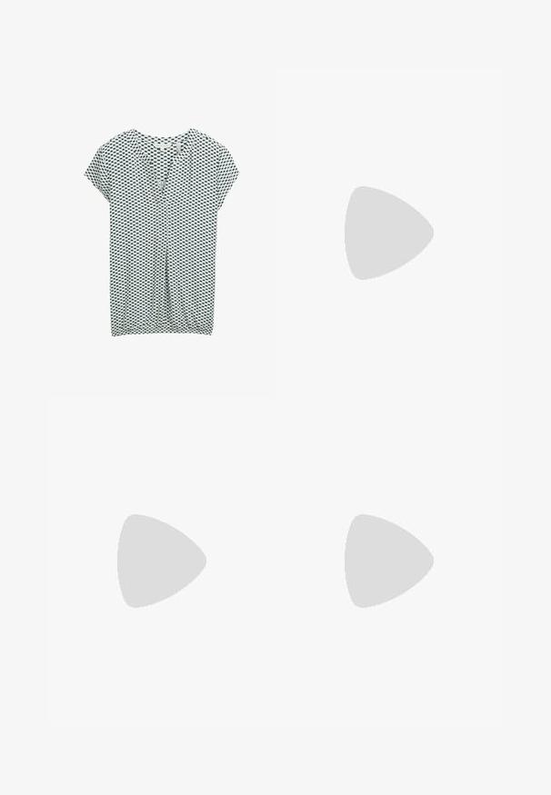 TOM TAILOR T-shirt print - green white tile minimal; Zwarte wijde broek van textuurstof, met een elastische tailleband en een afneembare sjaalstrik in de taille voor een verstelbare pasvorm.; Zwarte leren pump met een spitse neus en een lage blokhak. Beschikt over een enkelband met een goudkleurige gespsluiting. Gladde textuur.; Zwarte handtas met gestructureerde vorm, gladde textuur en een metalen sluiting. Gecombineerd met brede zwarte broeken en sandalen met open teen op een houten vloer.