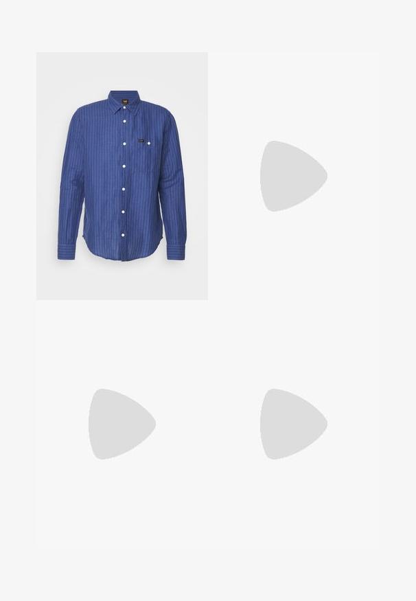 Lange mouwen blauwe overhemd met verticale strepen, een borstzak en witte knopen, gepresenteerd op een effen achtergrond.; Witte katoenen t-shirt met korte mouwen en een ronde hals, voorzien van een kleine rode grafische tekst op het linkerborstgebied.; Zwarte denim jeans met een rechte pijp, vijf zakken en subtiele vervagingsdetails. Voorzien van een knoop- en ritssluiting.; Zwart en grijs lage sneaker met witte zool, veters en "Lee" logo op het zijpaneel tegen een witte achtergrond.