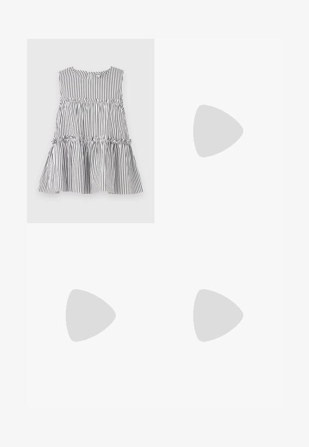Zwart-witte gestreepte mouwloze top met een ronde halslijn en een geplooide, gelaagde ontwerp, met ruches bij de naden.; Zwarte capri broek gemaakt van rekbaar materiaal, met een getailleerd ontwerp dat net onder de knie eindigt, met een gladde textuur en geen zichtbare naden.; Bruine, met hakken afgewerkte flip-flop sandaal met een dunne band en een vierkante neus. Heeft een lage, stevige hak en een gladde, leerachtige textuur.; Kattenoogbril met ovale lenzen en een strakke, gladde afwerking. Heeft dunne zijkanten met een subtiele kromming bij de slapen. Transparante lenzen.