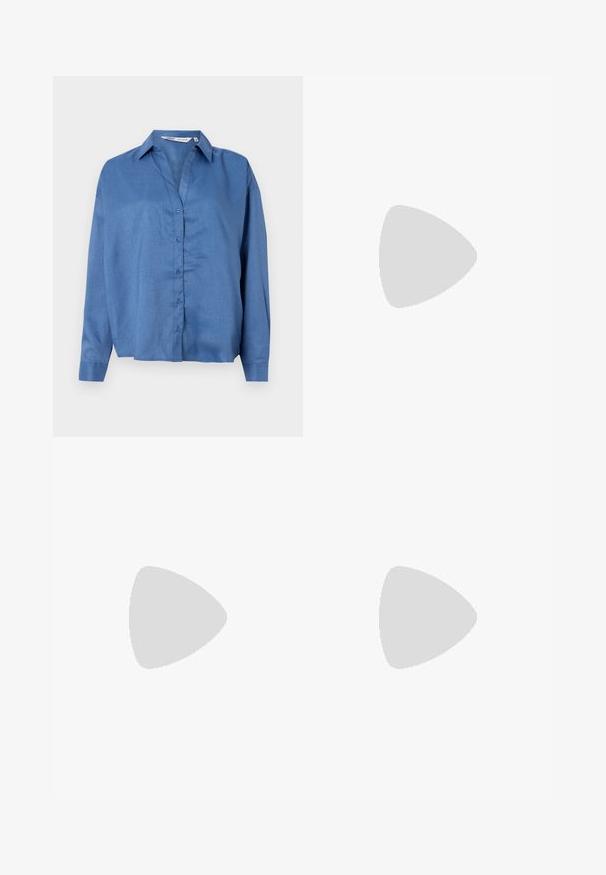 Camicia button-up azzurra chiara con colletto, maniche lunghe e vestibilità morbida. Realizzata in tessuto liscio con una sottile texture.; Pantaloni neri a gamba larga realizzati in un tessuto morbido, con vita alta, pieghe frontali e tasche laterali. Design semplice senza decorazioni.; Sandali con tacco in vernice nera, con punta squadrata, cinturini alla caviglia e fibbie in argento. Presentano un tacco a blocco spesso per maggiore stabilità.; Borsa tote in pelle nera con texture liscia, forma rettangolare e due manici lunghi. Nessun hardware o decorazione visibile.