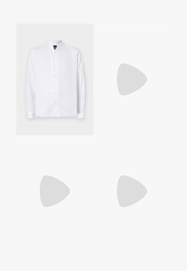 Camisa branca com colarinho band, mangas longas e fecho de botão. Tecido suave e leve com um corte clássico e design minimalista.; T-shirt de algodão branco com mangas curtas, decote redondo e logo discreto da Levi's impresso no centro. Tecido macio e ajuste padrão.; Calças pretas plissadas com um design reto e de perna larga. Feitas de um tecido liso, apresentam um fecho de botão e passantes para cinto.; Mocassins de couro preto com uma textura suave, bico arredondado e uma faixa decorativa sobre o peito do pé. Salto baixo e empilhado, design minimalista.