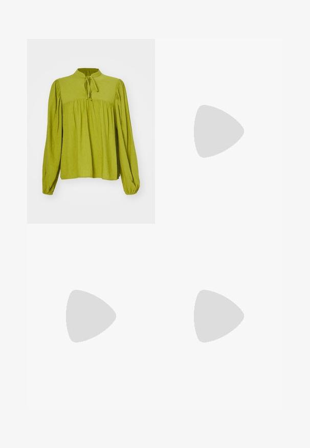 Blusa verde a maniche lunghe con collo alto e dettaglio a fiocco. Tessuto testurizzato con un fit morbido e arricciato e polsini elasticizzati.; Gonna in pelle nera con un design aderente. Texture liscia, cuciture che delineano la forma e orlo dritto. Aspetto minimalista e slanciato.; Sneakers in suede rosa con strisce verdi, dettagli bianchi e suola in gomma marrone. Presentano un tessuto testurizzato e un logo sulla parte laterale.; Orecchini a cerchio in argento con cristalli trasparenti rettangolari e triangolari disposti in un motivo circolare e un perno centrale per la chiusura.