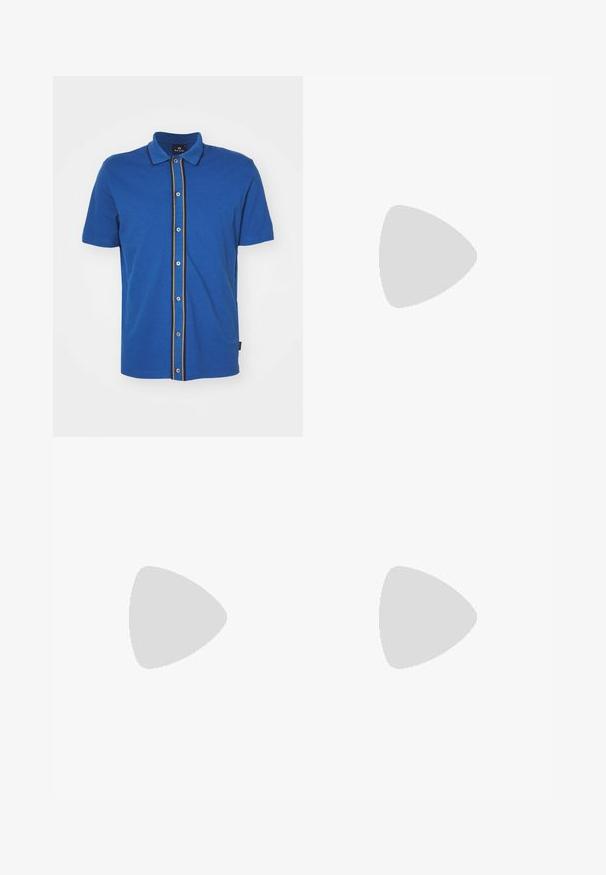 PS Paul Smith BUTTON FRONT - Marškiniai - blue; Juodos kelnės, pagamintos iš lygaus audinio; turi elastingą juosmens juostą, šonines kišenes ir siaurėjančio silueto dizainą. Minimalistinės ir vienos spalvos.; Balti ir balti sportbačiai su lygaus odos paviršiumi, tekstūruotais akcentais ir masyviu baltu padu. Turi klasiką primenančią raištelių užsegimo sistemą.; Juodos apvalios saulės akinių su tamsiais lęšiais ir plonomis metalinėmis šakomis. Įtraukti skaidrūs šventyklų galai ir sidabriniai akcentai vyrio srityje. Minimalistinis dizainas.