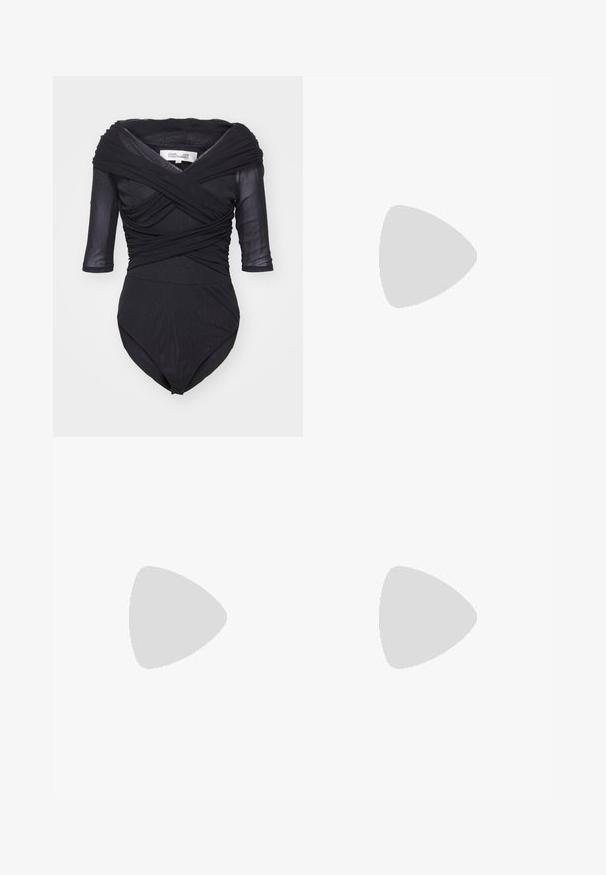 Diane von Furstenberg ALEX - Blůza - black; Široké modré džíny s vysokým pasem, se zapínáním na knoflík, poutky na opasek a jemnými stehy podél kapes a lemů.; Hnědé lakované vysoké podpatky s špičatou špičkou a vykrojenými stranami, s tenkým podpatkem a hladkým povrchem.; Hnědá kožená taška přes rameno s zakřiveným tvarem, hladkou texturou a jedním tenkým popruhem. Obsahuje jemný šev a malý detail loga.
