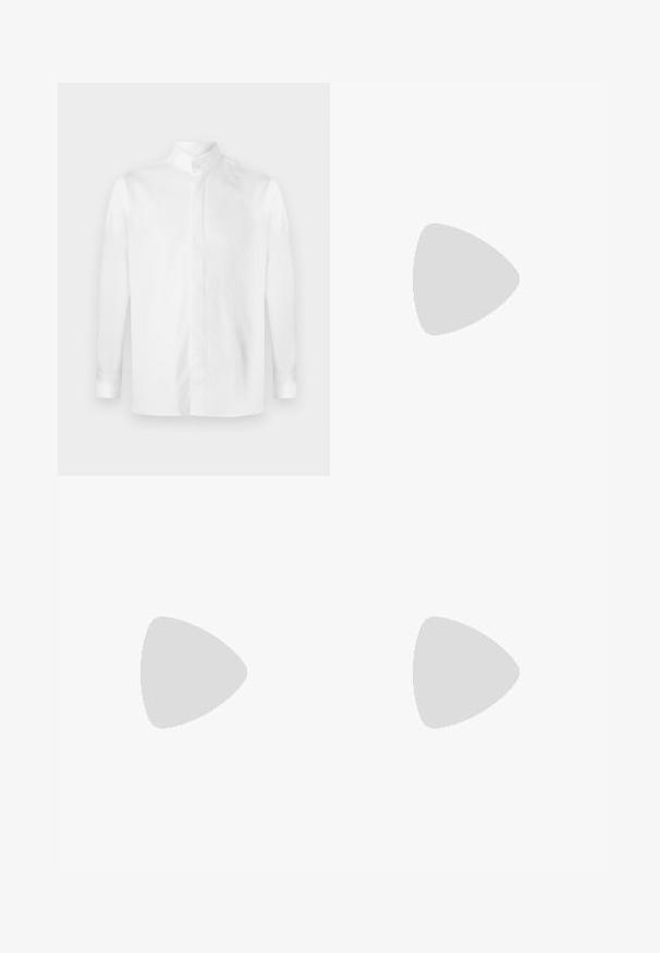 Bela srajca z dolgimi rokavi iz gladkega bombaža, z uspravljenim ovratnikom, sprednjim zapenjanjem na gumbe in zapenjanjem na gumbe na manšetah. Ravna tekstura, brez vzorcev.; Bela bombažna srajca z dolgimi rokavi in okroglo ovratnikom, z bočnimi razporki na dnu in gladko teksturo, prikazana s hrbtne strani.; Svetlo modre denim kavbojke s ravno nogavico, petimi žepi, z gumbom za zapiranje, minimalnim zbledelostjo in kontrastnimi šivi.; Bela športna obutev z gladkim usnjenim zgornjim delom in nizkim profilom. Ima zaokrožen nos, šest lukenj za vezalke in teksturiran gumijast podplat.