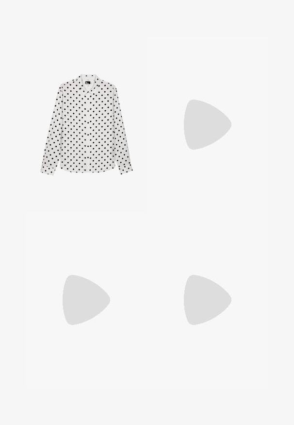 Hvid langærmet skjorte med knapper, der har sorte prikker. Klassisk krave og manchetter. Glat stof med en regular fit.; Langærmet t-shirt i sort og hvid stribe designet i blødt bomuldsstof. Har en rund halsudskæring og en kontrasterende sort ribbet krave.; Sorte denim bredde ben jeans med høj talje, med klassisk fem-lomme design og subtil falmning for et tekstureret udseende.; Sorte læder ankelstøvler med snørebånd foran, gul syning, en rund tå og en tyk, tekstureret gummisål.
