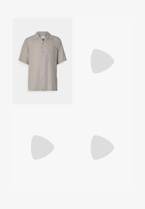 NN.07 JULIO - Chemise - khaki stone; Débardeur sans manches en coton blanc avec un col rond, présentant une texture lisse et une coupe ajustée, conçu pour un usage décontracté.; Shorts de bain en tricot avec des rayures verticales en beige, blanc et orange clair, dotés d'une taille élastique et d'un cordon de serrage.; The Antipode Chaussons - dark brown