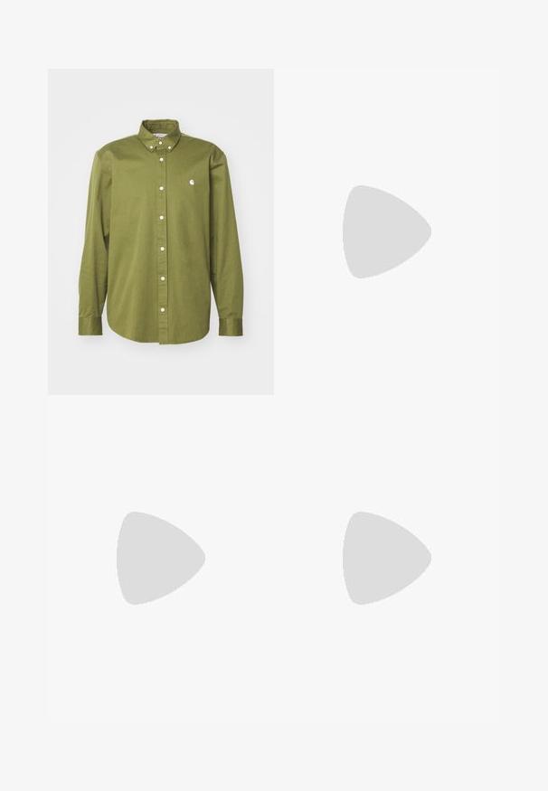 Carhartt WIP MADISON - Košile - dundee/white; Béžové bavlněné tričko s krátkým rukávem, kulatým výstřihem a malým barevným vyšitým logem na hrudi.; Černé denimové džíny s volným střihem, s kontrastním bílým prošíváním, zapínáním na knoflík a rovnými nohavicemi.; Bílé sportovní boty s texturovanými překryvy, masivní podrážkou a šedými akcenty. Na nohou mají bílé ponožky a zelené šortky na modrém povrchu.