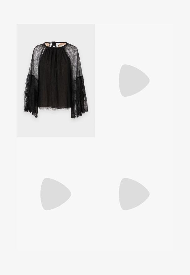 Czarna koronkowa bluzka o luźnym kroju, z wysokim dekoltem i długimi, rozszerzającymi się rękawami. Teksturowany wzór koronki z zapięciem na kokardę z tyłu.; Spódnica dżinsowa z wzorem patchworkowym z jasnoniebieskimi i średnioniebieskimi sekcjami, postrzępionymi brzegami i wysokim stanem. Klasyczny fason z pięcioma kieszeniami.; Czarne skórzane baletki z zaokrąglonym noskiem, gładką fakturą, minimalnymi przeszyciami i elastycznym designem podeszwy.; Zielona, pleciona torba tote z wzorem palm na ciemnozielonym tle; posiada dwa uchwyty i odczepiany brązowy skórzany pasek.