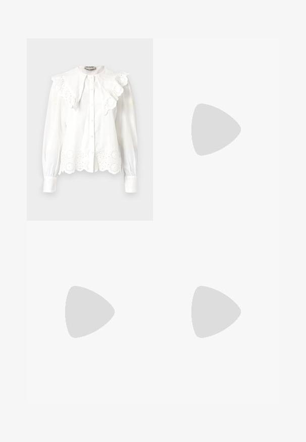 Blusa branca com colarinho alto, acabamento em babados e detalhes de renda floral com recortes na barra. Frente com botões e mangas longas.; Saia de algodão bege com um bolso lateral, cintura com cinto apresentando um anel prateado e um leve formato em A. Textura suave e design simples.; Sandálias de salto alto em camurça preta com uma fina tira no tornozelo, design de ponta aberta e um salto bloco discreto. Textura suave e acentos mínimos.; Bolsa tote preta em couro com textura lisa, forma retangular e duas alças longas. Sem hardware ou enfeites visíveis.
