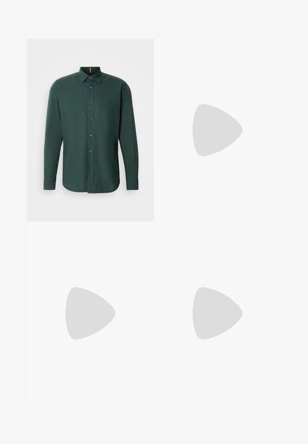 Cămașă lungă cu mânecă, de culoare verde închis, din bumbac, având un guler tip button-down, nasturi la față și un logo subtil al mărcii pe piept.; Pantaloni bej dintr-un material fin, cu un design drept, închidere cu nasture în față și detalii discrete de pliu pe față.; Sneakers din piele albă cu accente din suede bej, având vârful rotund, șireturi frontale și talpa din cauciuc bej, inscripționate cu numele brandului "BOSS."; Geantă de voiaj din piele maro, cu închidere cu fermoar, mânere duble, curea de umăr ajustabilă și modele de textură vizibile pe suprafață.