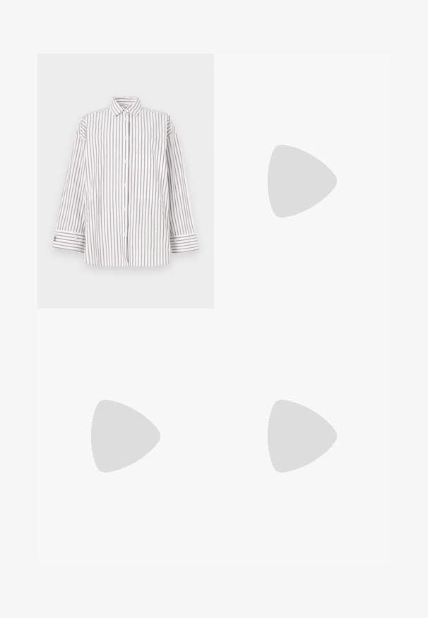 Majica s črtami iz lahkega blaga, z navpičnimi rjavimi in belimi črtami, ovratnikom in sprednjim žepom. Dolgi rokavi z manšetami na gumbe.; Prugaste kratke hlače v mornarsko modri in beli barvi iz bombaža, z elastičnim pasom in sproščenim krojem. Dolžina do sredine stegna z diskretnimi šivi.; Čevlji za balet na ravnem petu v beli usnjeni izvedbi s zaobljenim nosom, črnimi elastičnimi trakovi in majhnim zlatim emblemom blizu pete. Mehka tekstura in minimalističen dizajn.; Tkana slamnata torba z rjavimi usnjeni poudarki in ročaji. Ima izrezan logotip in kontrastne horizontalne trakove.