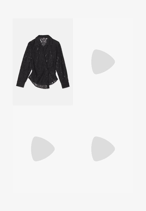 Baum und Pferdgarten MALUCA - Bluza z gumbi - black; Široke modre kavbojke z visokim pasom, ki imajo klasičen pet-pocket dizajn in zapiranje na gumb, izdelane iz teksturirane bombažne tkanine.; Črne usnjene gležnarske čevlje z gladko teksturo, koničastim nosom in debelim visokim petam. Imajo stransko odprtino in minimalističen dizajn.; Črna usnjena torbica s srebrnim verižnim ročajem, ki ima okrasne krilate poudarke in belo šivanje ob spodnjem šivu.