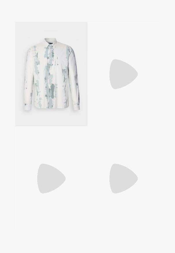 Λευκό πουκάμισο με μακριά μανίκια και μπλε αφηρημένο μοτίβο, με κλειστό γιακά και κουμπιά κατά μήκος του μπροστινού μέρους, κατασκευασμένο από ελαφρύ ύφασμα.; Ανοιχτό γαλάζιο τζιν παντελόνι με φαρδιά πόδια και ψηλή μέση, διαθέτει πέντε τσέπες, θηλιές ζώνης και απαλό, ελαφρώς ξεθωριασμένο υλικό.; Μαύρα δερμάτινα λουστρίνια με στρογγυλή μύτη, που διαθέτουν ραμμένο σχέδιο, χαμηλή πλατφόρμα και υφή με λαστιχένια σόλα με προεξοχές.; Καφέ δερμάτινη τσάντα duffle με κλείσιμο φερμουάρ, διπλές λαβές, ρυθμιζόμενο λουρί ώμου και εμφανείς υφασματικές υφές στην επιφάνεια.