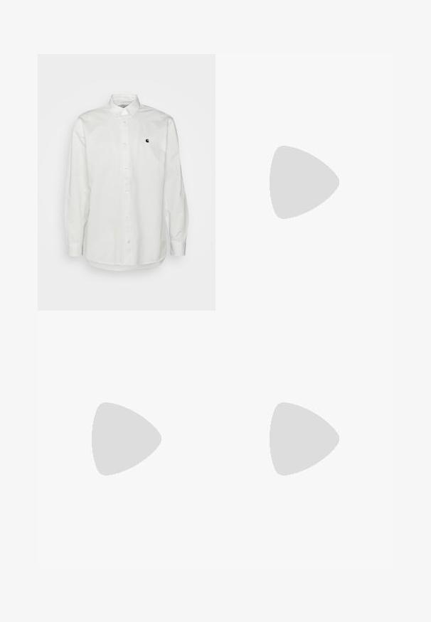 Biała, długozasłonowa koszula z guzikami, wykonana z bawełny, z małym czarnym logo na lewej piersi oraz klasycznym kołnierzykiem z akcentami guzikowymi.; Szare dopasowane spodnie o gładkiej strukturze, z pojedynczą kieszenią z tyłu i slim fit. Tkanina ma subtelny wzór.; Szare i czarne buty biegowe Nike z widocznym, sprężystym tłumieniem pod podeszwą oraz białym logo swoosh po boku.; Czarne prostokątne okulary przeciwsłoneczne z ciemnymi soczewkami, charakteryzujące się grubą oprawką, subtelnymi akcentami po bokach i brakiem widocznych logo poza nazwą marki.; Torba płócienna w jasnym beżu z podwójnymi uchwytami, z białym logo "SAMSOE" drukowanym z przodu. Prostopadłościenny kształt o prostym wzornictwie.