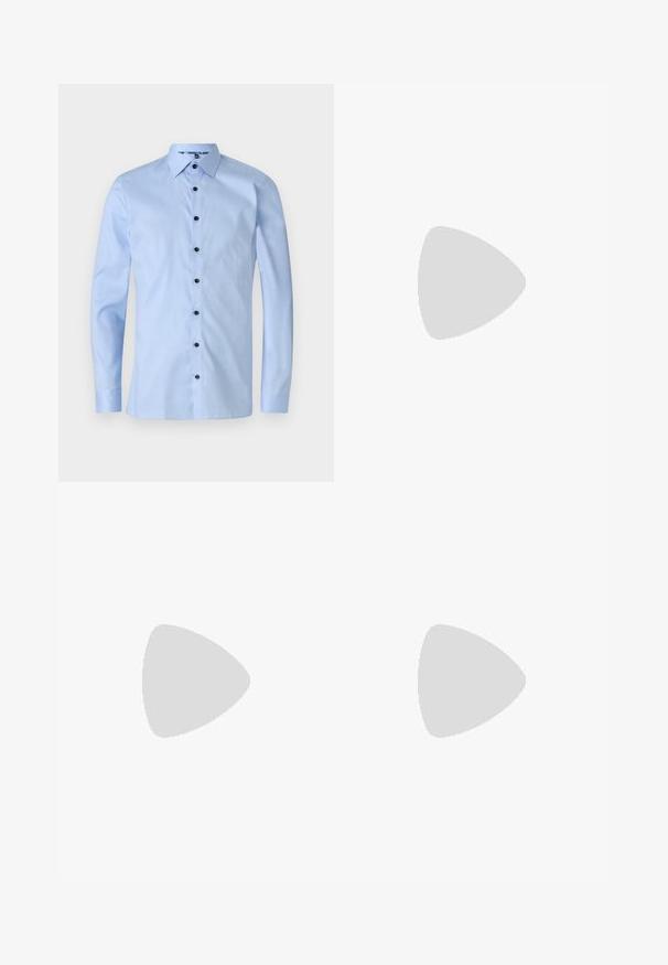 Chemise à manches longues bleu clair avec un motif texturé, dotée d'un col pointu et de six boutons noirs sur le devant.; Pantalons gris clair avec une texture lisse, devant plat et jambes droites. Fabriqués en tissu respirant, avec poches internes et passants de ceinture.; Chaussures en cuir noir de style mocassin avec une semelle plate et texturée, présentant un bout piqué et une sangle traversant le cou-de-pied.; Lunettes de soleil Ray-Ban avec des verres verts, monture en plastique noir et accents dorés sur les bords. Forme carrée avec une finition mate.