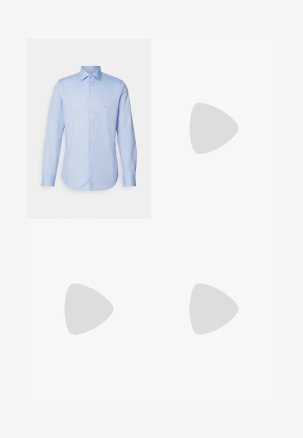 Svetlo modra srajca z dolgimi rokavi, narejena iz tkanine. Ima koničast ovratnik, gumbasto zapenjanje in minimalen logotip na prsih.; Temno sive hlače iz teksturirane tkanine, z ravnim sprednjim delom, naborki, ravnimi nogami in zankami za pas. Brez vidnih kovinskih delov ali vzorcev.; Črne usnjene oblečne čevlje z gladko površino, zaobljenim prstom, vezalnim oblikovanjem in nizko zloženim petami. Diskretni šivi kot okras.; Črne pravokotne sončna očala s temnimi lečami, debelim plastičnim okvirjem, zlatimi detajli na templjih in izgravirano blagovno znamko na ročaju.