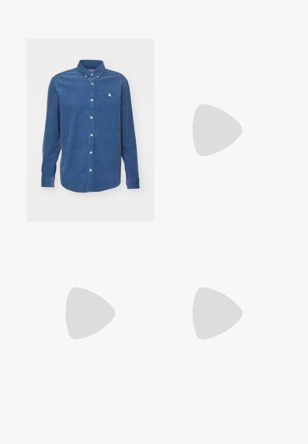 Carhartt WIP MADISON - Srajca - sorrent/wax; Bela dolgimi rokavi majica iz bombaža. Oblika s krožnim izrezom z rebrastimi manšetami in majhnim logotipom na levi rokavu. Gladka tekstura.; Svijetloplave traperice s ravnim nogavicama, srednjeg struka, pet džepova te zatvaranjem na gumb i munju.; Črni platneni športni copat z belimi vezalkami, bež gumijastim podplatom in rdečim poudarkom na peti. Okrogla konica in minimalni detajli šivanja.