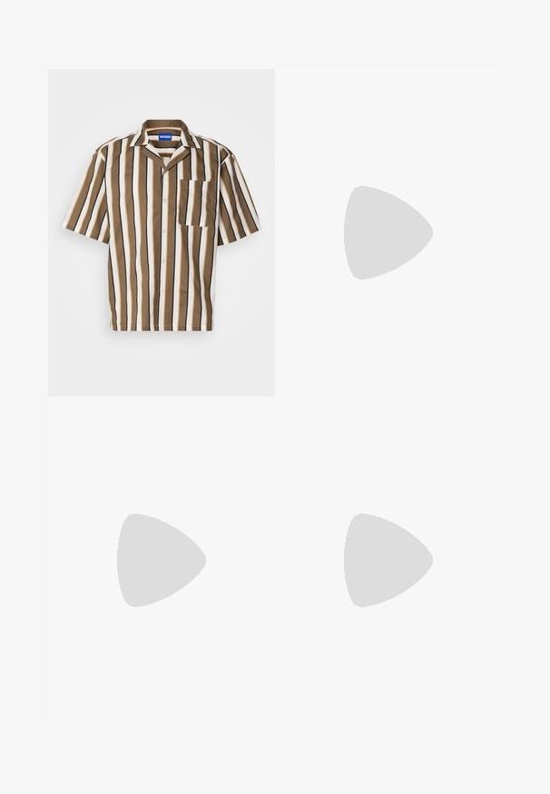 Korte mouw shirt met bruin, beige en witte verticale strepen. Bevat een notch kraag en een enkele borstzak. Gemaakt van soepele stof.; Zwarte katoenen tanktops in een pakket van drie, met een ronde halslijn en mouwloos ontwerp, een gladde textuur en een klassieke pasvorm.; Zwarte denim broek met een recht gesneden pasvorm, vijf gebruikersvriendelijke zakken en een sluiting met een knoop aan de voorkant. Soepele textuur met minimale stikdetails.; Zwarte slide-sandaal met twee verstelbare gespen, een gestructureerde voetbed en een kurkachtige zool. Beschikt over een platte, brede uitstraling voor comfort.