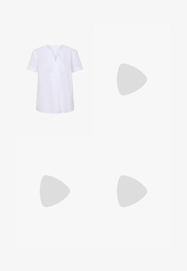 Blusa bianca a maniche corte, con scollatura a V e vestibilità relax. Realizzata in tessuto morbido con tasca laterale. Design semplice e pulito.; Pantaloni in denim nero con design a gamba dritta, cinque tasche, chiusura con bottone metallico e dettagli di cucitura sottili. Texture liscia.; Sandal con tacco trasparente e parte superiore trasparente, plantare beige e una sottile cinghia alla caviglia. Presenta una punta appuntita e un tacco alto e sottile.; Borsa a tracolla in pelle marrone con finitura testurizzata, doppi manici e un piccolo tag con un accento dorato. Il modello indossa un trench coat beige.