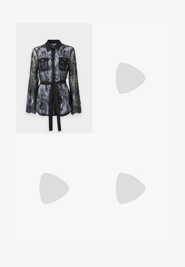 Must värviline pitspluus, mis on varustatud pikkade varrukatega, nööpidega rinna-taskutega, klassikalise kraega ja kangast vöödiga, mis on seotud vöökohtadele. Aksessuaar on läbipaistev.; Mustad denimist vööb koos kõrge vöörettevõtte, viie tasku disaini ja metallist nupuga aksessuaaridega külgedel. Sile tekstuur ja klassikaline lõige.; Valge kõrge kontsaga sandaal tekstuurse rihmaga, mis sisaldab sädelusi, avatud varba disain ja sääre rihm reguleeritava pandlaga.; Must have mustrõngus mustal sädelev mini käekotil on sõlme tekstuuriga rihm ja hõbedane ketis. Ümar kuju, kokku kogutud ülaosa ja peegeldav detail.