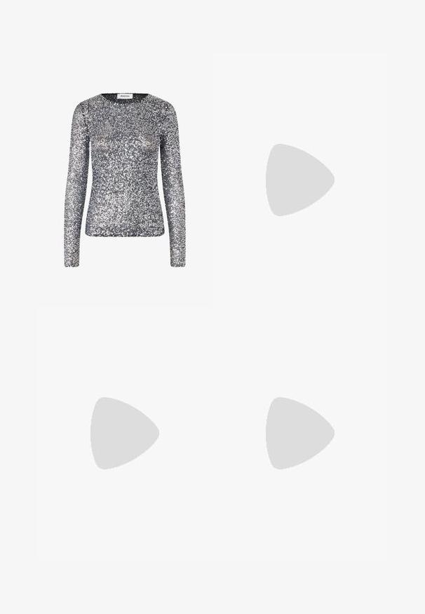 Langärmliges silbernes Oberteil mit Pailletten und rundem Ausschnitt. Der Stoff ist mit kleinen, reflektierenden Pailletten bedeckt, die eine schimmernde Textur erzeugen.; Schwarze weite Hosen mit hoher Taille, Knopfdetails am Bund und vorderen Falten.; Schwarze Lederpumps mit spitzem Zehenbereich und niedrigem Blockabsatz. Mit einem Knöchelriemen und einer goldfarbenen Schnalle. Glatte Textur.; Schwarze Handtasche mit strukturierter Form, glatter Textur und einem metallischen Verschluss. Kombiniert mit weiten schwarzen Hosen und offenen Sandalen auf einem Holzboden.