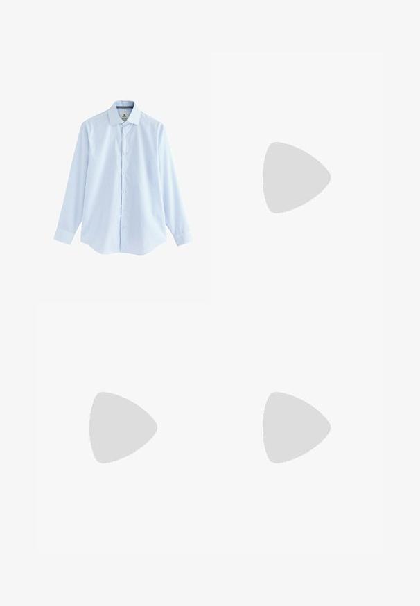 Chemise à manches longues à carreaux bleus avec un col boutonné, fabriquée en tissu léger, dotée de boutons blancs et d'un ourlet arrondi.; Paire de jeans en denim écru avec une coupe droite, cinq poches et des accents en métal noir à l'avant. Texture lisse.; Sandale noire avec deux boucles réglables, un support en liège et une semelle en caoutchouc texturé. Présente un design minimaliste et un style ouvert.; Lunettes de soleil Wayfarer avec monture en plastique écaille noire, verres verts et logo Ray-Ban argenté sur la branche.