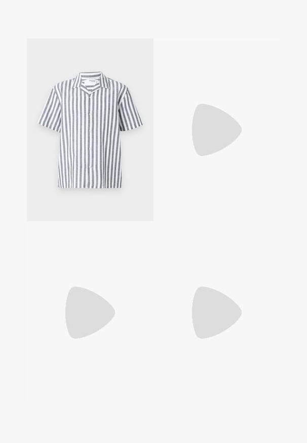 Vászon rövid ujjú ing szürke és fehér függőleges csíkokkal, gombos elülső résszel és hegyes gallérral. Könnyű anyag sima felülettel.; Fehér pamut póló rövid ujjakkal, kerek nyakkivágással és laza szabással. Simább textúra, látható minták vagy kiegészítők nélkül.; Fehér vászon nadrág, amely rugalmas derékpánttal és húzózsinórral rendelkezik, széles szárú kialakítással és tiszta varrásokkal. Simogató textúra, laza illeszkedés.; Fehér sneaker perforált háromsávos dizájnnal, texturált akcentusokkal, gumitalppal és arany "CAMPUS" logóval az oldalon.