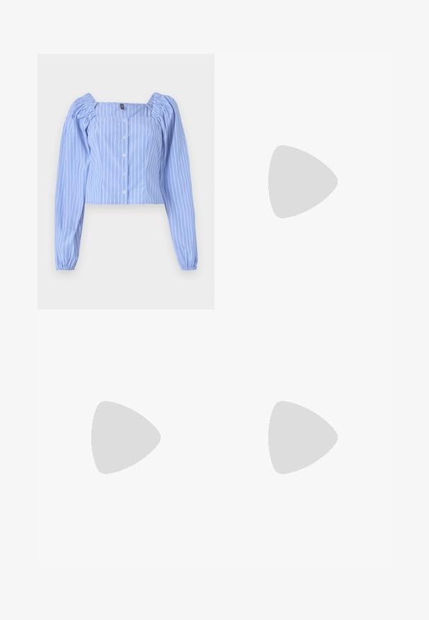 Camicia accorciata azzurro chiaro con strisce verticali bianche, scollatura quadrata, maniche lunghe a palloncino e chiusura con bottoni. Realizzata in tessuto morbido.; Jeans svasati di un blu chiaro, realizzati in denim, con vita alta, cinque tasche e chiusura a un bottone. Morbido al tatto con una finitura scolorita.; Sandalo bianco con tacco alto, caratterizzato da un design a cinturini e un legaccio alla caviglia. Texture liscia con una piattaforma frontale per un'altezza aggiuntiva.; Borsa a tracolla nera in pelle con una forma curva, manico rimovibile e accessori dorati. La borsa presenta una patta con un dettaglio a fibbia.
