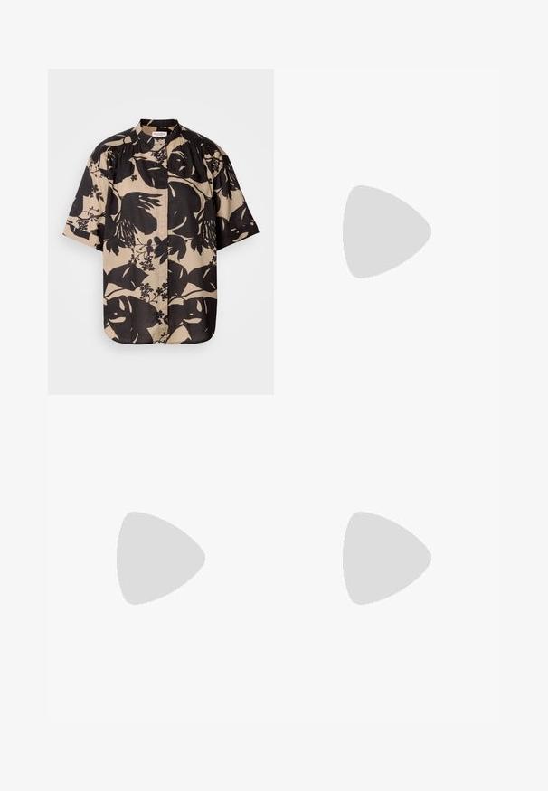 Lyhythihainen beige paita, jossa on suuri musta kukkakuosi. Paidassa on pystykaulus ja laskostuksia olkapäillä.; Mustat leveälahkeiset housut, joissa on korkea vyötärö, napit vyötärönauhassa ja etupuolella laskokset.; Musta nahkasaappaat nilkkapituudella, jossa on terävä kärki ja paksu korko. Silkkinen pinta, jossa on minimaaliset yksityiskohdat ja tyylikäs, istuva muotoilu.; Musta nahkainen olkalaukku, jossa on sileä pinta, ryhdikäs muoto, kaksi kahvaa ja silmienpistävä hopeinen solkiyksityiskohta edessä.