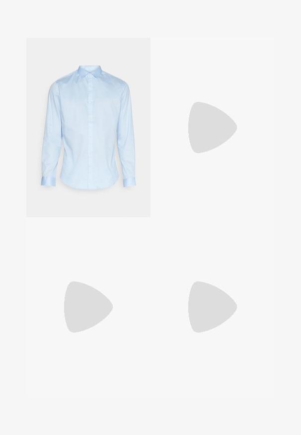Chemise à manches longues en coton bleu clair avec un col boutonné. Présente un ourlet arrondi et des détails de poignets contrastés. Texture lisse.; Deux t-shirts en coton blanc avec col rond, manches courtes et une texture douce. Tous deux sont de couleur unie et n'ont aucun motif ou détail visible.; Pantalons en lin noir avec une coupe décontractée, dotés d'une fermeture à bouton, de plis et d'ourlets roulés. Texture lisse et design minimal.; Chaussures en cuir noir avec une surface lisse et un bout arrondi, dotées d'un système de laçage et d'une semelle plate et basse. Associées à un pantalon marron.