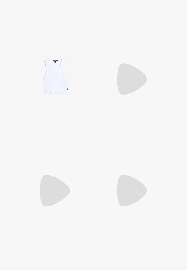 Top in cotone bianco senza maniche con una texture a costine, scollo rotondo e spalline larghe. Presenta un piccolo etichetta del marchio sull'orlo.; Carhartt WIP NASHUA DOUBLE KNEE PANT - Jeans baggy - blue; Sneaker in suede rosa con tre strisce gialle, punta arrotondata e suola in gomma testurizzata. Design a profilo basso con collarino imbottito.; Occhiali da sole con lenti ovali viola, montatura in metallo e aste sottili. Naselli trasparenti e branding discreto sull'asta.