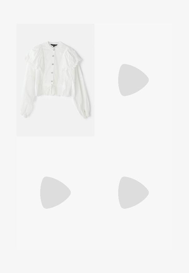 Hvit bluse med pufferm, volanger, og fem dekorative knapper. Har en knytning i midjen og lett strukturert stoff.; Ruft skjørt i lys kremfarget stoff med røde prikker. Har tre lag med rysjer i kanten og et elastisk liv.; Svarte patentlær slingback hæler med spiss tå og geometrisk blokk hæl. Har et stilrent, minimalistisk design og jevn tekstur.; Svart lærveske med en buet form, avtagbar stropp og gullbeslag. Vesken har et klaff med spenne-detall.