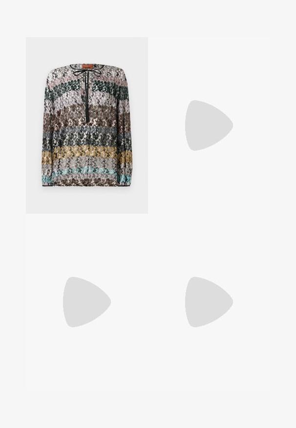 Garais piedurkņu džemperis ar horizontālām zigzag svītrām melnā, rozā, zaļā, brūnā, pelēkā, dzeltenā un tirkīza krāsā, ar melnu sasienamu kakla daļu.; Gari pamatkrāsas tumši brūnas bikses ar elastīgu jostasvietu, kas izceļas ar gludu tekstūru un vienkāršām līnijām, nodrošinot elegantu izskatu.; Melnu augsto papēžu sandal (ar potītes siksniņu). Iezīmējas ar struktūru un daudzu krāsu auduma joslu pāri pirkstiem. Gluds ādas apdare.; Austs kaltu salmu soma ar zic-zac rakstu, brūnu ādas rokturi un pamatni, kā arī taisnstūra logotipa uzšuvi priekšpusē.