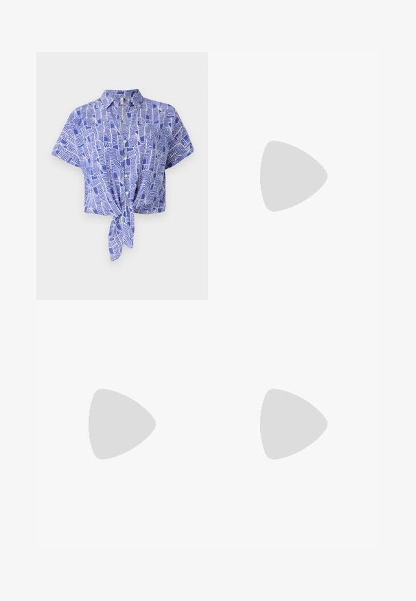 Blå og hvit kortermet skjorte, med en knytefrontdesign og abstrakt bølgemønster. Lett stoff med en avslappet passform.; Lyseblå vide bukser laget av glatt stoff. Har knappelukking, to frontlommer og en løstsittende passform med pressede detaljer.; Høyhælte sandaler med stropp i hvitt lær, med et stilrent design, gjennomsiktig blokkhæl og et dekorativt element ved tåen.; Even&Odd by Zalando HALF MOON - Håndveske - off-white