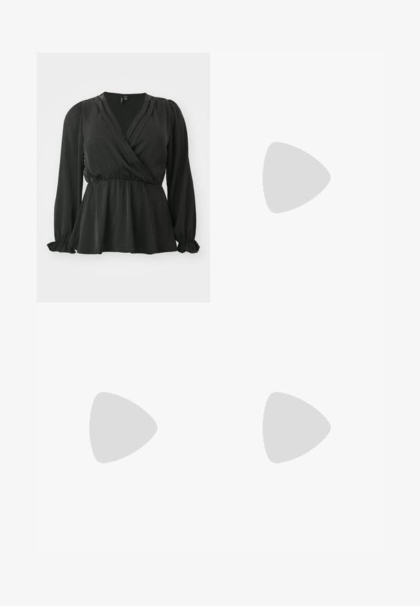 Vero Moda Curve VMCMARY SMOCK - Bluse - black; Leopardenmuster-Hosen mit einem Gummizugbund, verkürzter Länge und glattem Stoff in Schwarz, Braun und Beige.; Schwarze flache Sandalen mit dünnen verstellbaren Riemen, rechteckigem Zehenriemen und einer strukturierten, matten Oberfläche. Mit einem niedrigen, leicht quadratischen Absatz.; Silberne Creolen mit einer glatten, polierten Oberfläche. Runder Form und sicherem Klickverschluss. Leichtes Design, geeignet für den täglichen Gebrauch.
